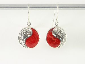 51217 Ronde opengewerkte zilveren oorbellen met rode koraal