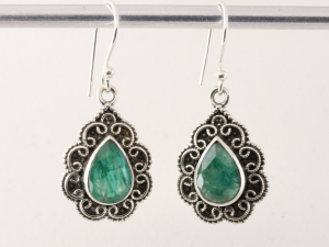 51330 Bewerkte zilveren oorbellen met smaragd