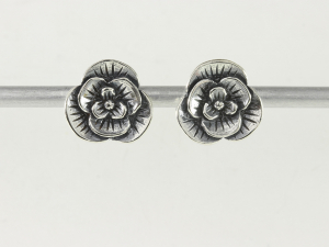 51530 Fijne roosvormige zilveren oorstekers  