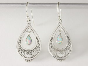 51569 Opengewerkte zilveren oorbellen met welo opaal  