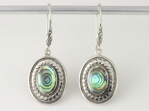 51609 Bewerkte ovale zilveren oorbellen met abalone schelp