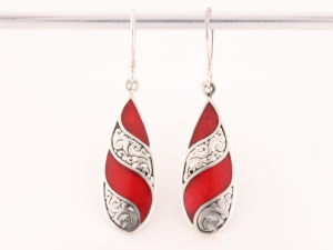 51613 Opengewerkte zilveren oorbellen met rode koraal