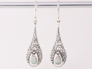 51658 Opengewerkte zilveren oorbellen met welo opaal