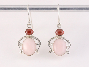 51688 Fijne bewerkte zilveren oorbellen met roze opaal en granaat