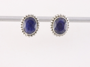 51771 Bewerkte zilveren oorstekers met blauwe saffier