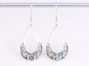 51787 Opengewerkte zilveren oorbellen met blauwe topaas