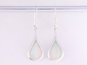 51850 Druppelvormige zilveren oorbellen met welo opaal