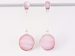 51886 Lange zilveren oorstekers met roze parelmoer
