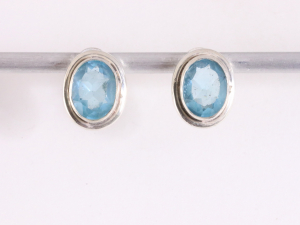 52231 Fijne ovale zilveren oorstekers met blauwe topaas