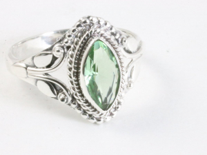 25105 Fijne bewerkte zilveren ring met groene amethist