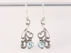 52322 Opengewerkte zilveren oorbellen met blauwe topaas