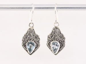52355 Bewerkte zilveren oorbellen met blauwe topaas