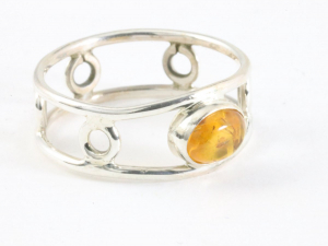 25618 Fijne opengewerkte zilveren ring met amber