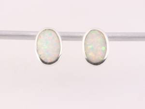 52397 Ovale zilveren oorstekers met welo opaal