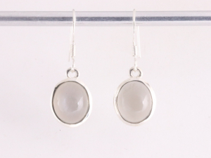 52424 Fijne ovale zilveren oorbellen met grijze maansteen