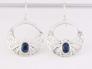 52442 Opengewerkte zilveren oorbellen met blauwe saffier