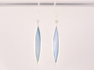 52470 Lange fijne zilveren oorbellen met lichtblauwe schelp