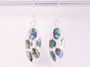 52602 Lange opengewerkte zilveren oorbellen met abalone schelp