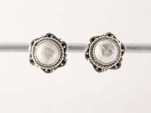 52713 Bewerkte zilveren oorstekers met howliet