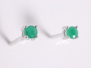 52935 Fijne zilveren oorstekers met smaragd - ø 3 mm