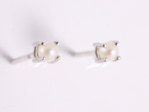 52936 Fijne zilveren oorstekers met witte zoetwater parel - ø 3 mm