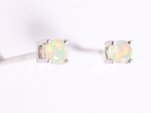 52940 Fijne zilveren oorstekers met Ethiopische opaal - ø 3 mm