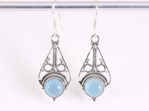 52996 Opengewerkte zilveren oorbellen met blauwe chalcedoon