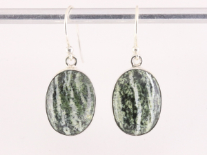 53018 Ovale zilveren oorbellen met groene Zwitserse opaal