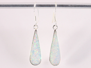 53022 Druppelvormige zilveren oorbellen met welo opaal