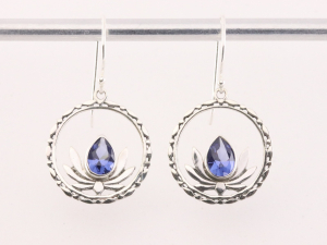 53055 Ronde opengewerkte zilveren lotus oorbellen met blauwe saffier