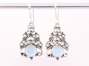 53069 Opengewerkte zilveren oorbellen met blauwe chalcedoon