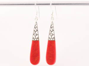 53073 Lange opengewerkte zilveren oorbellen met rode koraal