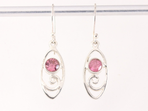 53124 Fijne opengewerkte zilveren oorbellen met roze toermalijn