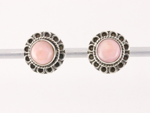 53132 Fijne bewerkte ronde zilveren oorstekers met roze opaal