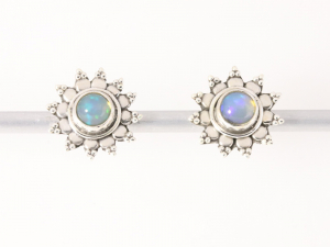 53140 Fijne bewerkte zilveren oorstekers met Ethiopische opaal