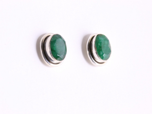 53211 Fijne ovale zilveren oorstekers met smaragd