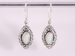 53321 Traditionele bewerkte zilveren oorbellen met welo opaal