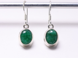 53332 Fijne ovale zilveren oorbellen met smaragd