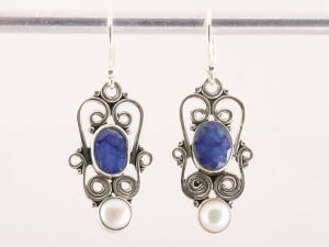 53389 Opengewerkte zilveren oorbellen met blauwe saffier en parel
