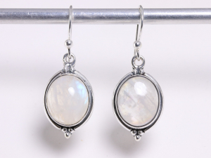 53411 Bewerkte ovale zilveren oorbellen met regenboog maansteen