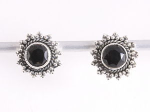 53459 Fijne bewerkte ronde zilveren oorstekers met onyx