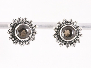 53460 Fijne bewerkte ronde zilveren oorstekers met rookkwarts