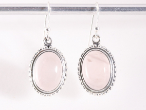 53614 Bewerkte ovale zilveren oorbellen met rozenkwarts