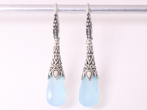 53629 Traditioneel bewerkte lange zilveren oorbellen met pegels blauwe chalcedoon