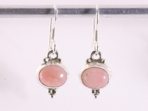 53644 Fijne bewerkte zilveren oorbellen met roze opaal