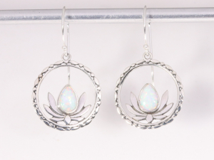 53647 Ronde opengewerkte zilveren lotus oorbellen met welo opaal
