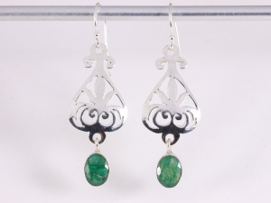 53892 Lange opengewerkte zilveren oorbellen met smaragd
