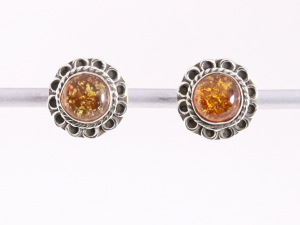 53913 Fijne bewerkte zilveren oorstekers met amber
