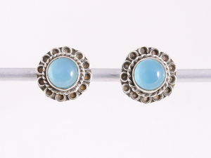 53914 Fijne bewerkte zilveren oorstekers met blauwe chalcedoon