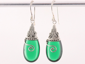 53953 Traditionele bewerkte zilveren oorbellen met groene obsidiaan